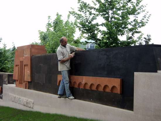 Стены Мемориального косплекса, как в народе говорят "Братской могилы".