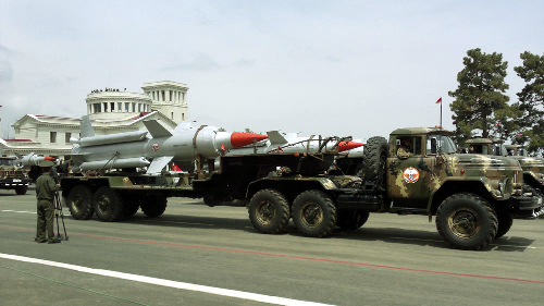 Репетиция военного парада, посвященного двадцатилетию создания Армии обороны Карабаха, освобождению города Шуши и Дню Победы. Нагорный Карабах, Степанакерт, 3 мая 2012 г. Фото Алвард Григорян для "Кавказского узла" Репетиция военного парада, посвященного двадцатилетию создания Армии обороны Карабаха, освобождению города Шуши и Дню Победы. Нагорный Карабах, Степанакерт, 3 мая 2012 г. Фото Алвард Григорян для "Кавказского узла"