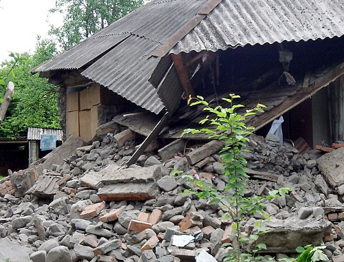 Дом, разрушенный в результате землетрясения, в селе Базар Загатальского района Азербайджана. 7 мая 2012 г. Фото ИА "Туран"