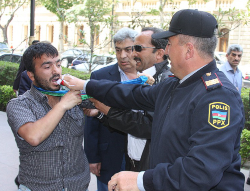 Сотрудники полиции применяют силу к участнику акции против нарушения свободы собраний. Баку, 7 мая 2012 г. Фото ИА "Туран" 