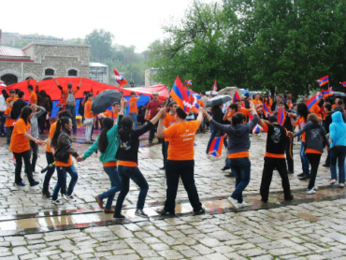 Участники марша на площади Вазеган Саркисяна в Шуши. Нагорный Карабах, 7 марта 2012 г. Фото Алвард Григорян для "Кавказского узла"