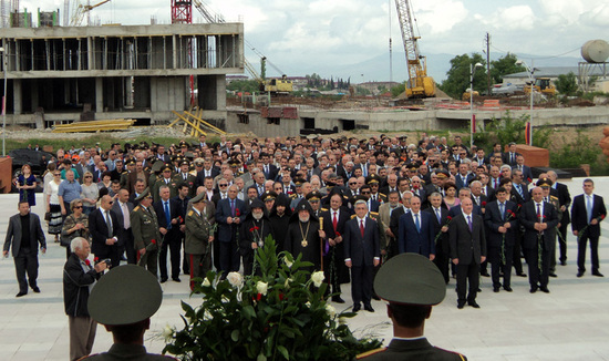 Делегация из Армении и представители властей Нагорного Карабаха на Мемориальном Комплексе.