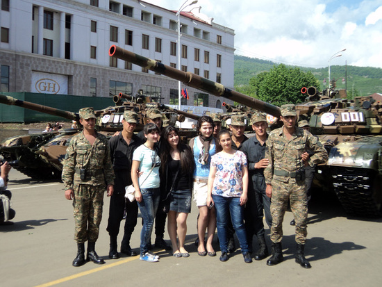 Девушки упросили танкистов сфотографироваться с ними.