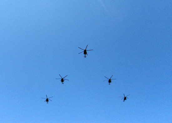 Часть боевых вертолётов над парадом.