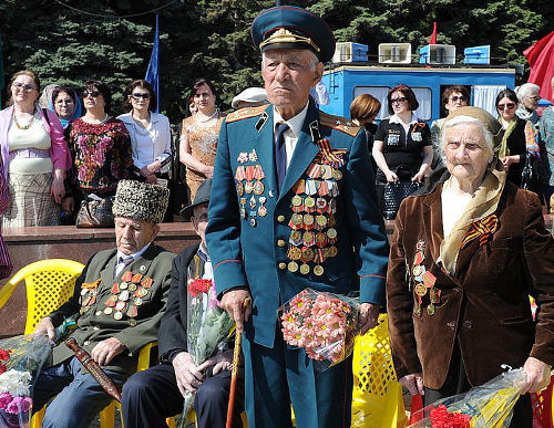 Ветераны на торжественном митинге в честь Дня Победы. Махачкала, 9 мая 2012 г. Фото Альберта Токаева
