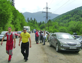 Зрители и участники гонки перед трассой. Адыгея, 12 мая 2012 г. Фото Олега Чалого для "Кавказского узла"