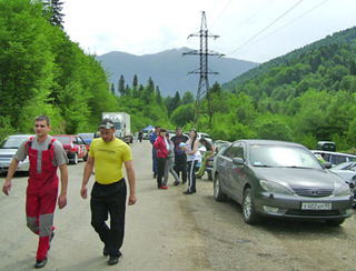 Зрители и участники гонки перед трассой. Адыгея, 12 мая 2012 г. Фото Олега Чалого для "Кавказского узла"