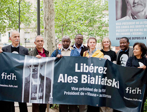 Франция, 11 мая 2012 г. Участники митинга в поддержку осужденного правозащитника Алеся Беляцкого у здания мэрии 11-го округа Парижа. Фото FIDH