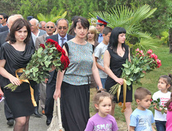 Сирийские репатрианты возлагают цветы к памятнику махаджирам. Сухум, 21 мая 2012 г. Фото Анжелы Кучуберия для "Кавказского узла"