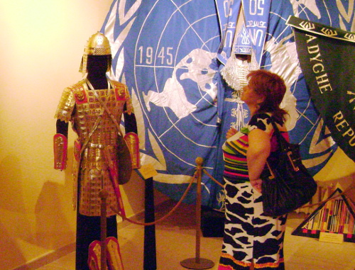 Выставка костюмов Юрия Сташа. Адыгея, Майкоп,  Северо-Кавказский филиал Государственного музея искусства народов Востока. 19 мая 2012 г. Фото Олега Чалого для "Кавказского узла"