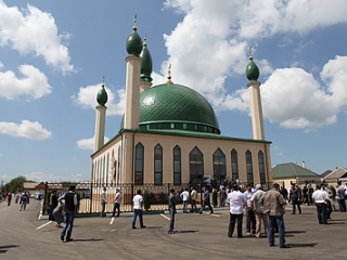Новая мечеть в селе Орджоникидзевском. 3 июня 2012 г. Фото: 06region.ru