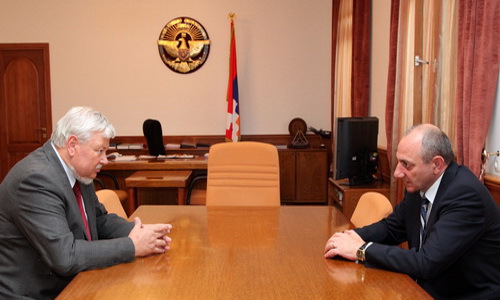 Анджей Каспшик и Бако Саакян. Нагорный Карабах, Степанакерт, 6 июня 2012 г. Фото: www.president.nkr.am