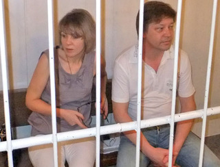 Елена Спасская и Михаил Батраков во время ожидания судебного заседания. Сочи, 7 июня 2012 г. Фото Светланы Кравченко для "Кавказского узла"