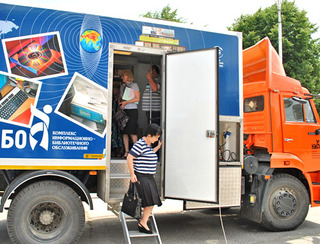 Прибытие мобильного комплекса информационно-библиотечного обслуживания "Библиобус" из Владикавказа. Северная Осетия, Ардон, 7 июня 2012 г. Фото Дмитрия Тамерланова для "Кавказского узла"