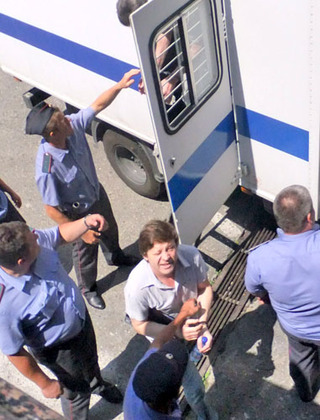 Михаила Батракова доставляют в зал судебного заседания из автозака. Сочи, 19 июня 2012 г. Фото Светланы Кравченко для "Кавказского узла"