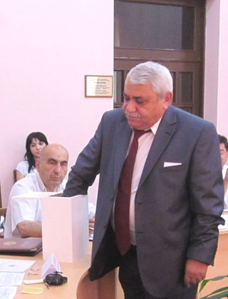 Кандидат в президенты  Валерий Хачатрян тянет жребий. Нагорный Карабах, Степанакерт, 20 июня 2012 г. Фото Алварда Григоряна для "Кавказского узла"