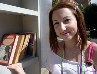 Журнаоистка Ани Лаврова, участница фестиваля чтения под открытым небом. Ереван, 21 июня 2012 г. Фото Армине Мартиросян для "Кавказского узла"