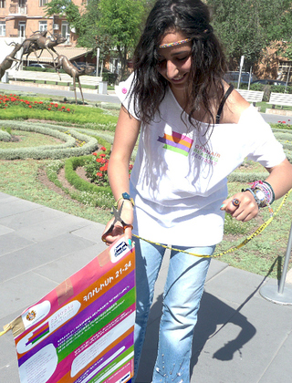 Волонтер фестиваля с плакатом. Ереван, 21 июня 2012 г. Фото Армине Мартиросян для "Кавказского узла"
