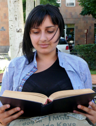 Студентка Татевик Арташян с любимой книгой на фестивале чтения. Ереван, 21 июня 2012 г. Фото Армине Мартиросян для "Кавказского узла"