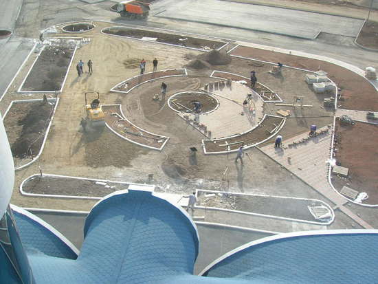 Планировка площадки перед зданием аэропорта...