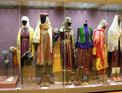 Витрина с женскими традиционными костюмами из музеев Дагестана на выставке в Царицыно. Москва, 20 июня 2012 г. Фото Татьяны Гантимуровой для "Кавказского узла"