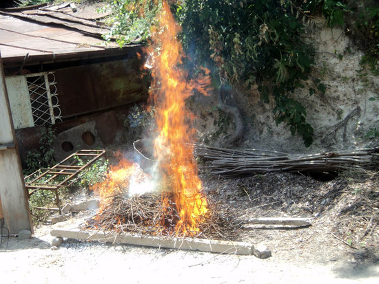 В этом селе шашлык делают из сухих веток винограда... костёр разгорается...