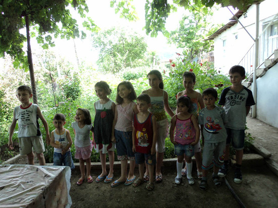 Все дети в сборе. Арменчик-именникник крайний слева, Каренчик - гость - крайний справа.