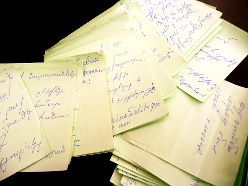 Листочки с пожеланиями горожан. Ереван, 16 июня 2012 г. Фото Армине Мартиросян для "Кавказского узла"