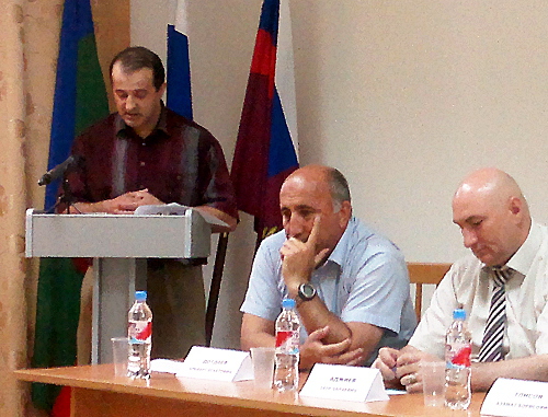Каир Бабаев (слева) выступает на "круглом столе", посвященном проблемам бизнеса в Карачаево-Черкесии. Черкесск. 28 июня 2012 г. Фото Аси Капаевой для "Кавказского узла"