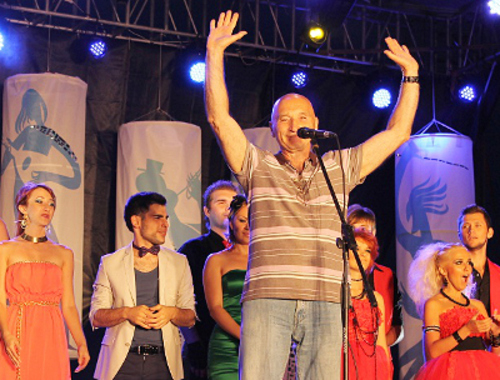 Член жюри фестиваля поэт-песенник Михаил Шабров приветствует гостей и участников. Новороссийск, 29 июня 2012 г. Фото Никиты Серебрянникова для "Кавказского узла"