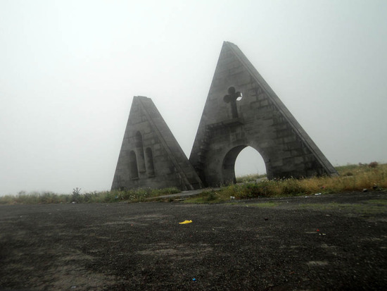 Памятник на "границе" Карабаха и Армении.