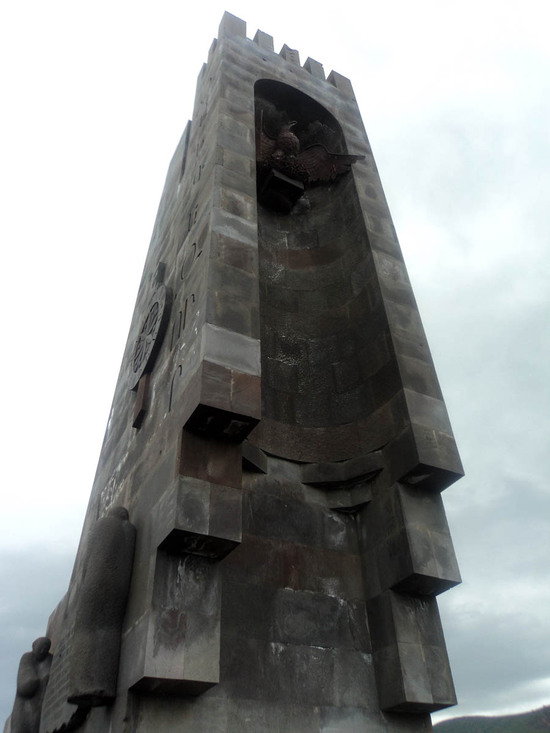 Памятник "Занге". Фрагмент.