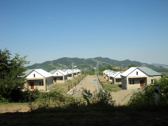 Недавно построенные "фиеские" домики недалеко от села Кичан Мардакертского района.