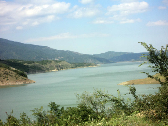 Здесь река Тартар впадает в Сарсангское озеро (водохранилище).