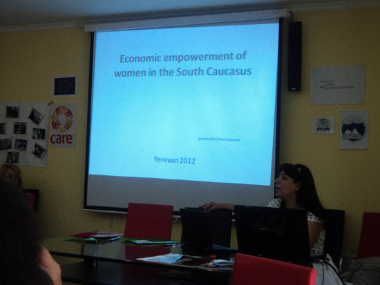 презентация «Экономическое положение женщин на Южном Кавказе», которую вела Джина Саргизова, эксперт по вопросам гендера, член региональной коалиции «Женщины за мир».