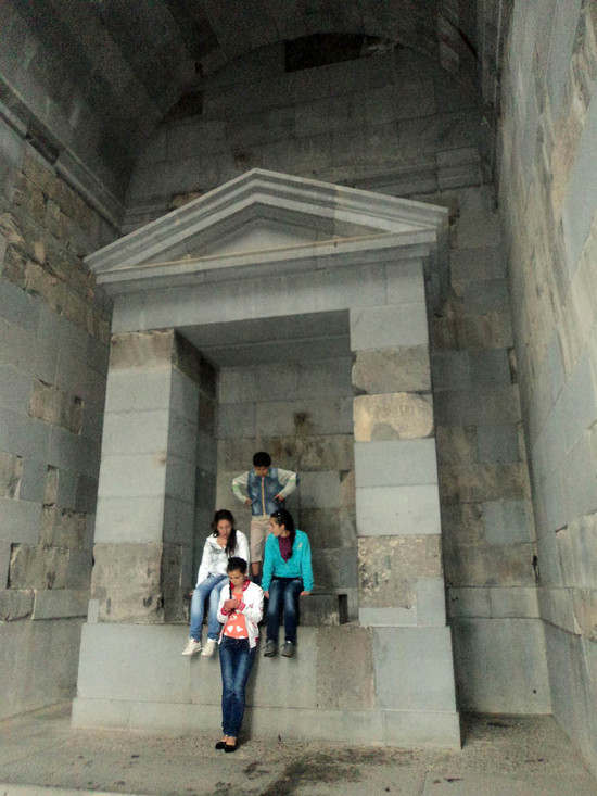 Внутри храма Гарни, дети фотографируются.