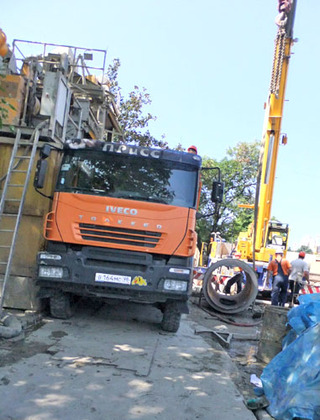 ЗАО "ПРиСС" прямо у их дома установила растворобетонный узел. Сочи, 16 июля 2012 г. Фото Светланы Кравченко для "Кавказского узла" 