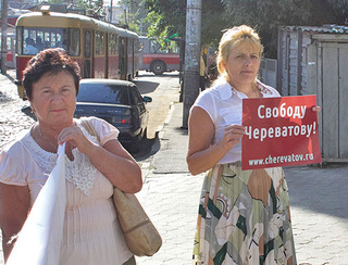 Валентина Череватова и Ирина Колесникова во время пикета в поддержку Павла Череватова. Краснодар, 24 июля 2012 г. Фото Юрия Власова для "Кавказского узла"
