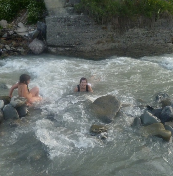 В Цхинвале жара. Все конечно пытаться выехать в горы к реке. 