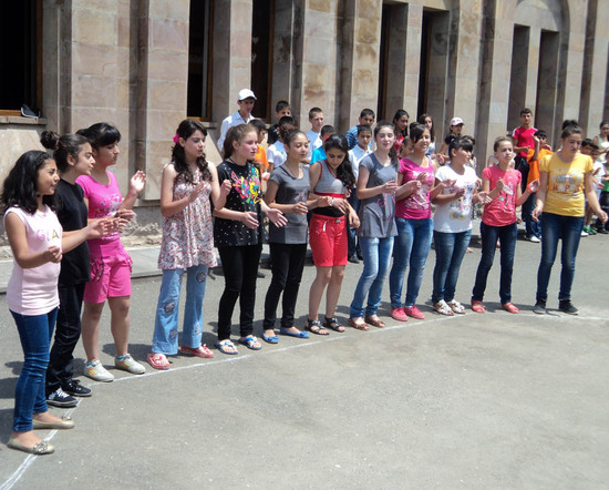 Дети поют песню о Карабахе.