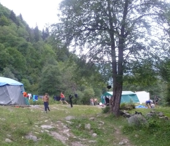 В ущелье Чимаз, силами Комитета по  молодежной политике , разбили спортивный   палаточный лагерь.