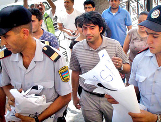 Полиция противодействовала участникам акции. Азербайджан, Баку, 6 августа 2012 г. Фото Азиза Каримова для 