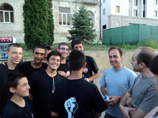Сако Гандзабедян, второй справа вместе с сирийскими армянами в Степанакерте.
