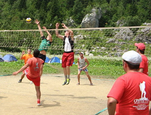 Игра в волейбол на фестивале "Игры Фишта - 2012". Адыгея, приют Фишт, 3 августа 2012 г. Фото Владимира Зотова