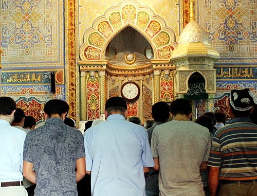 Это молитва в честь окончания месяца Рамадан в Суннитской мечети  Владикавказа. 19 августа 2012 г. Фото Эммы Марзоевой для "Кавказского узла"