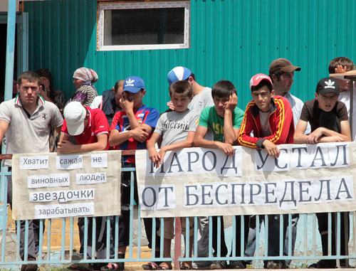 Лозунги сельского схода. Дагестан, Цунтинский район, селение Кидеро, 4 августа 2012 г. Фото Ахмеда Магомедова для "Кавказского узла"
