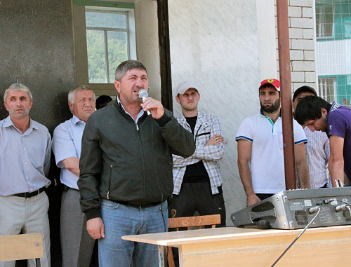 На сходе жителей Кидеро выступает глава района Гусейн Магдиев. Дагестан, Цунтинский район, 4 августа 2012 г. Фото Ахмеда Магомедова для "Кавказского узла"