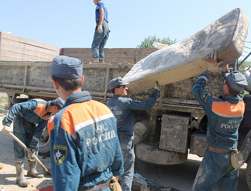 Сотрудники МЧС вывозят из домов вещи, пришедшие в негодность. Краснодарский край, Туапсинский район, поселок Новомихайловское, 26 августа 2012 г. 