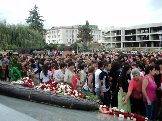 Жители Степанакерта возлагают цветы.