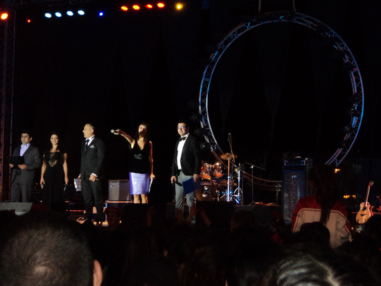 Концерт начался. Ведущий - популярный певец Армении Самвел Григорян (в середине).